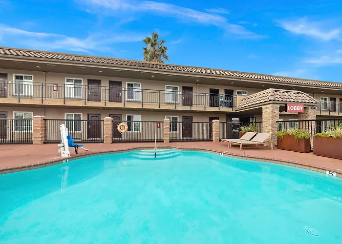 Econo Lodge Inn & Suites Escondido Downtown